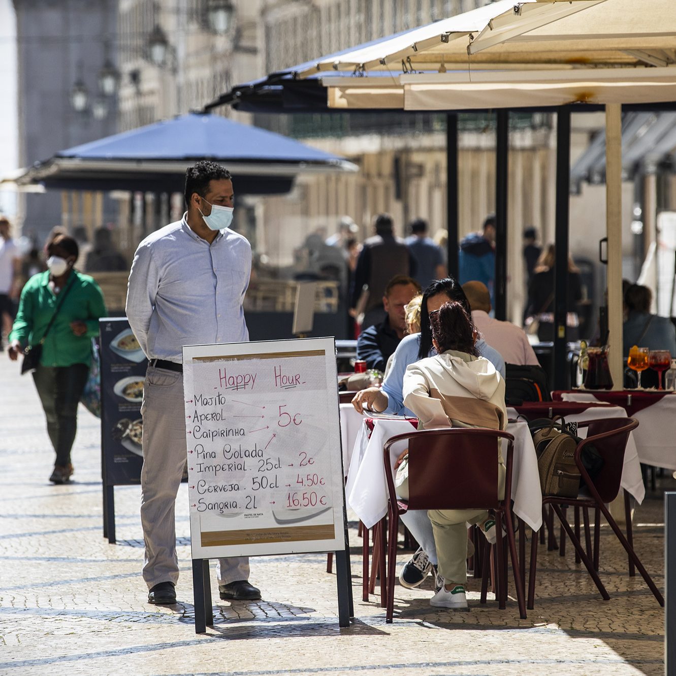 Comércio e esplanadas dos restaurantes reabrem após confinamento - 05ABR21
