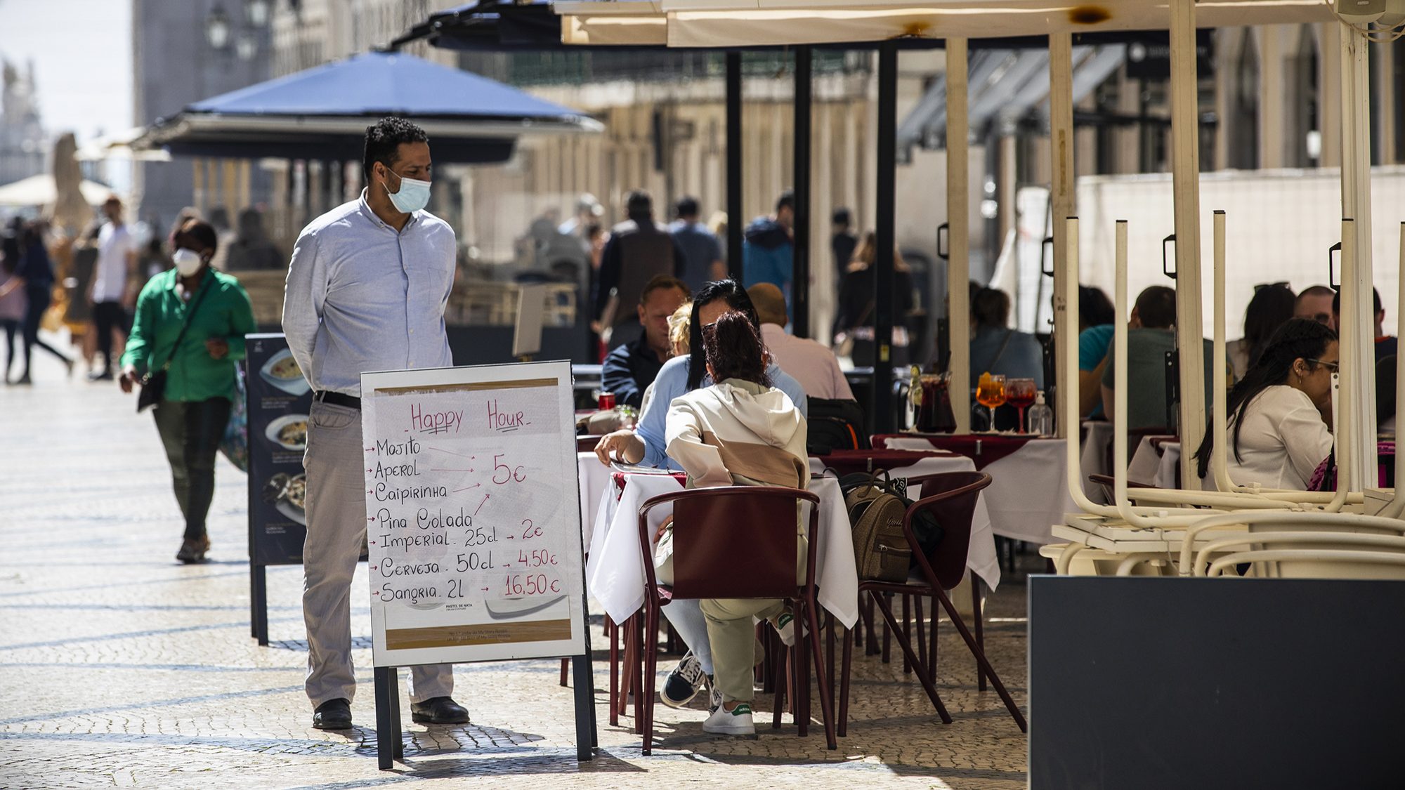 Quer ir a um restaurante nos próximos fins de semanas e feriados? Se não  tiver certificado, eis as regras para os testes que tem de fazer - Expresso