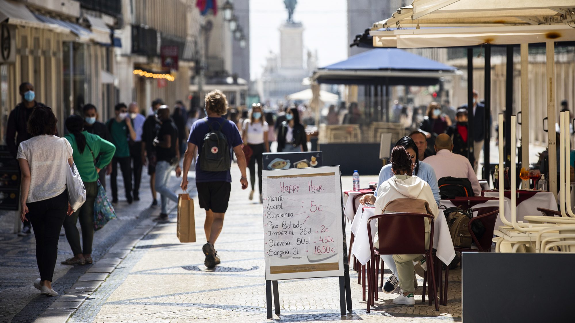 Comércio e esplanadas dos restaurantes reabrem após confinamento - 05ABR21