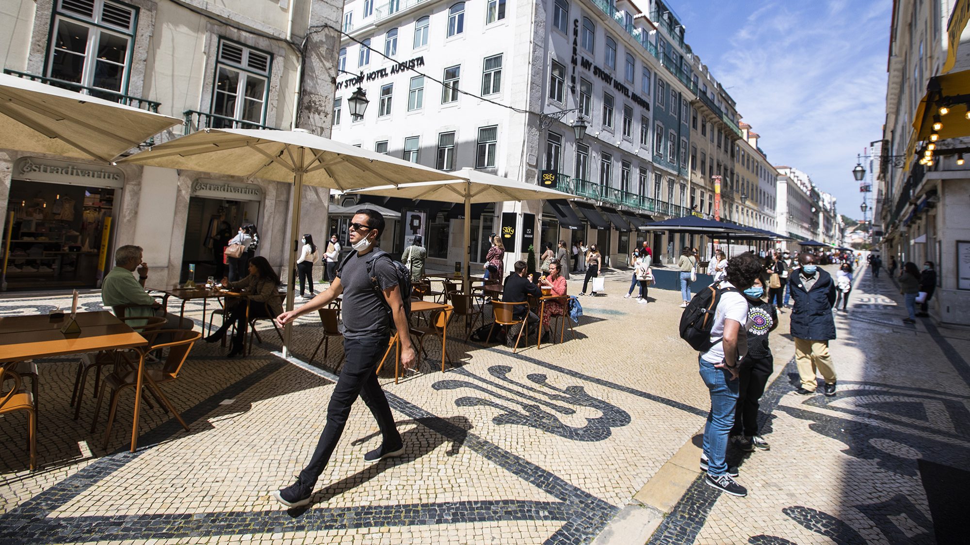 Comércio e esplanadas dos restaurantes reabrem após confinamento - 05ABR21