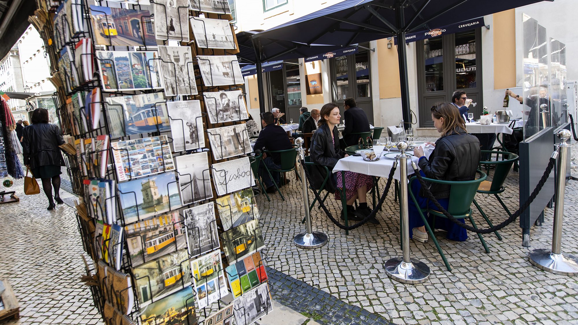 Comércio e esplanadas dos restaurantes reabrem após confinamento - 05ABR21