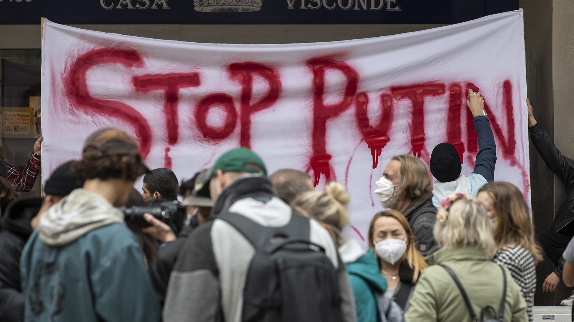 Manifestação contra a invasão da Ucrânia em frente à embaixada da Rússia em Lisboa - 24FEV22