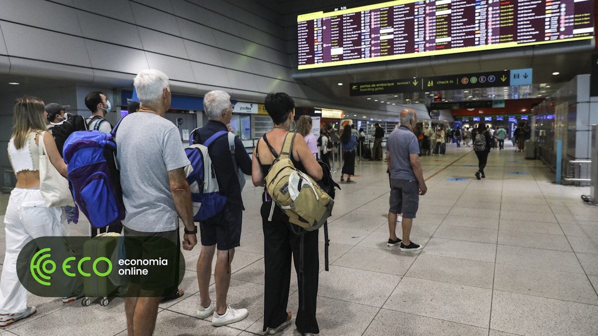 Featured image for article: Lisbon Airport Border Control Boosted: Ex-SEF Inspectors to Remain Until April 2026