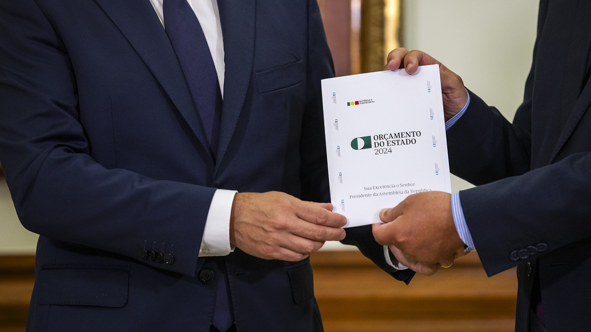 Entrega do Orçamento do Estado para 2024 ao presidente da Assembleia da República - 10OUT23