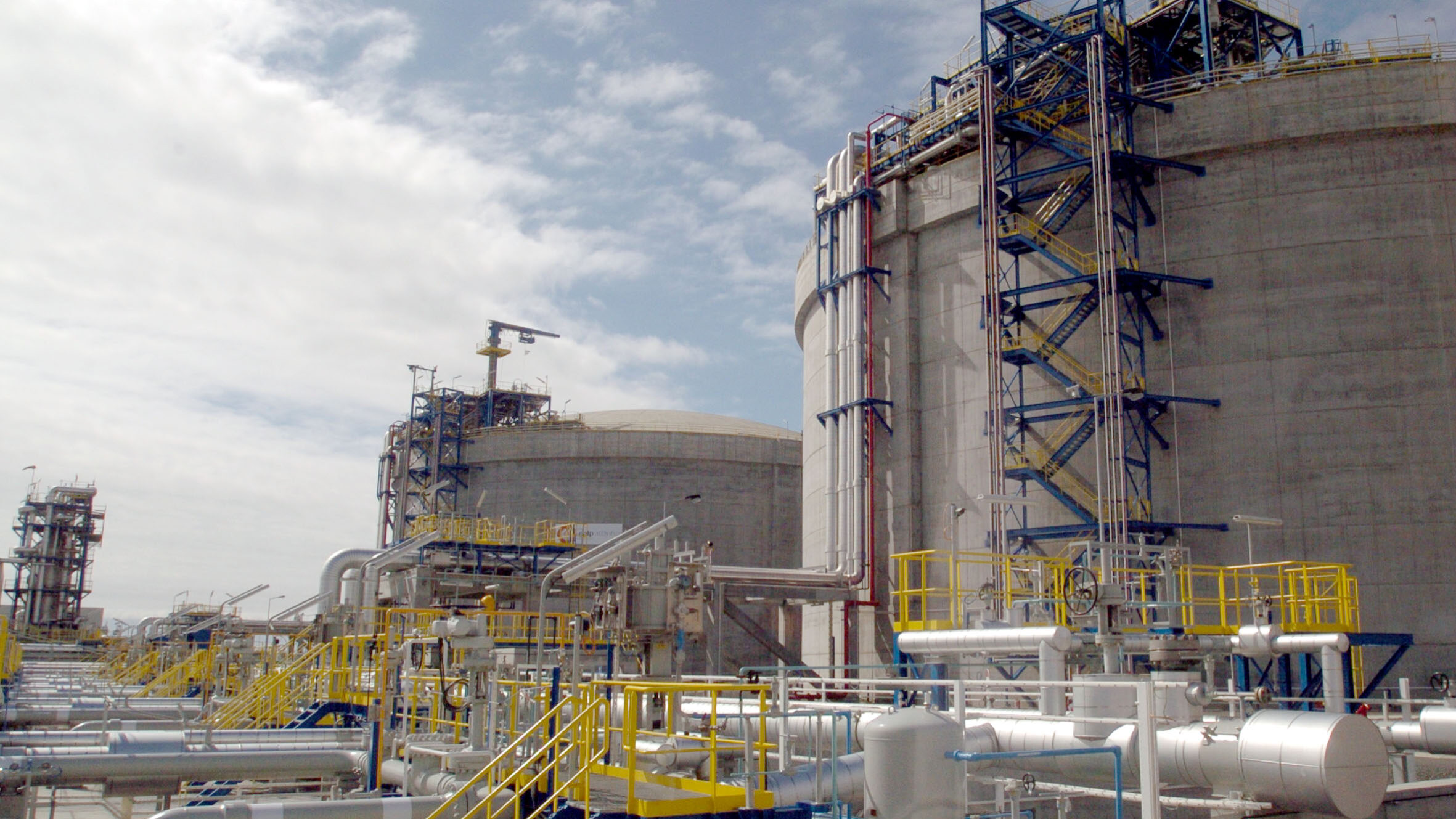 SINES: Vista do terminal de gas natural liquefeito da Galp em Sines.