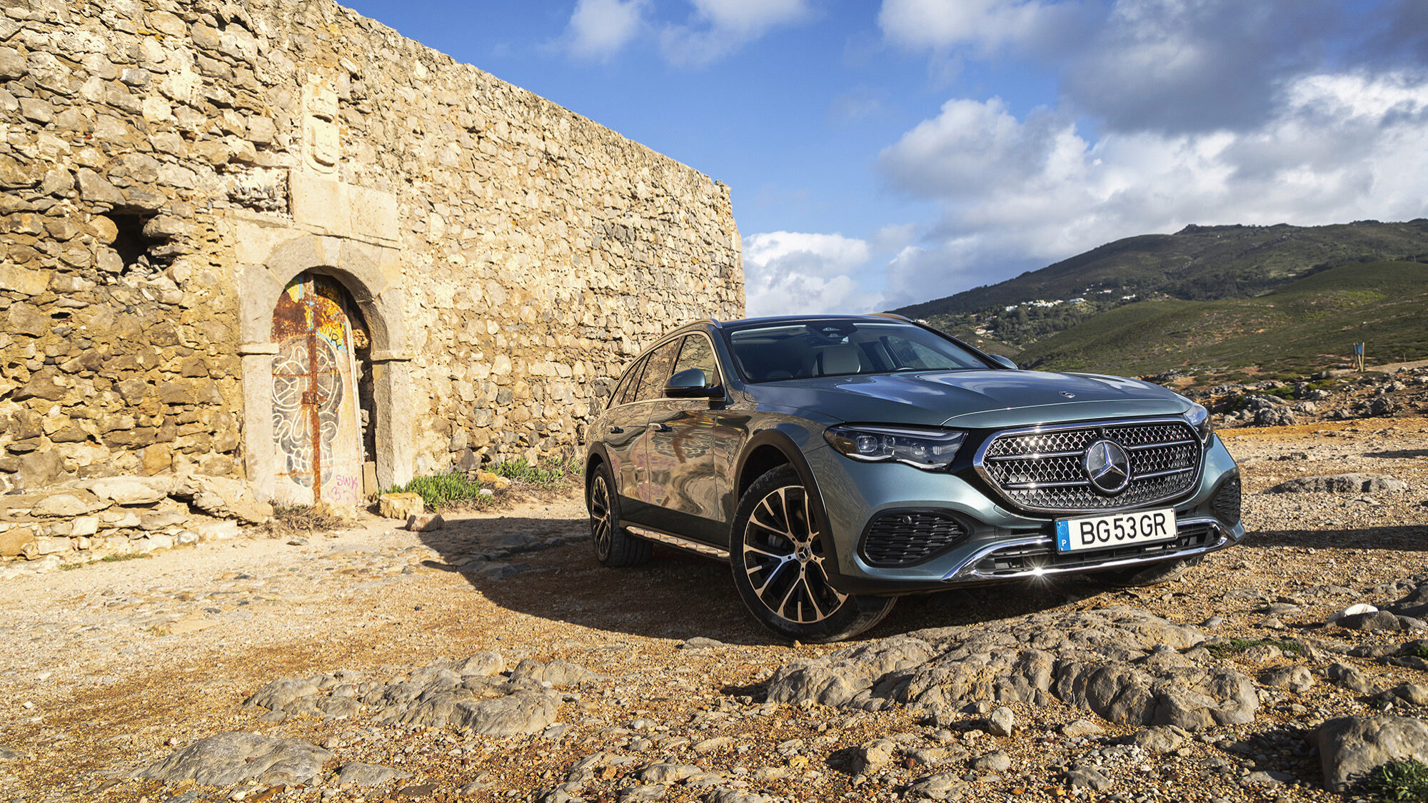 Mercedes-Benz E 300: Cinderela com botas de combate