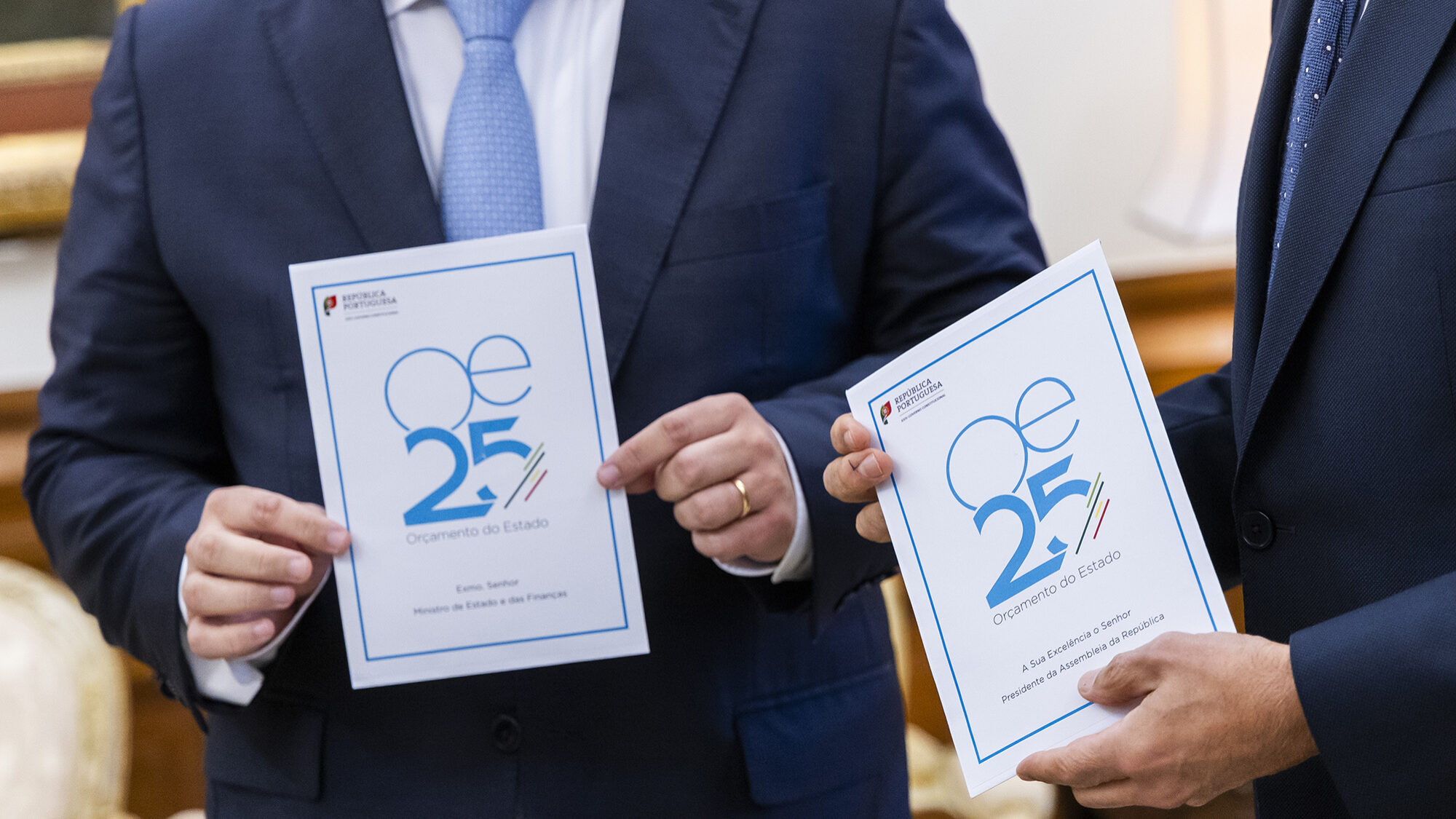 O ministro das Finanças Miranda Sarmento entrega a proposta de Orçamento do Estado para 2025 ao presidente da Assembleia da República José Pedro Aguiar-Branco - 10OUT24