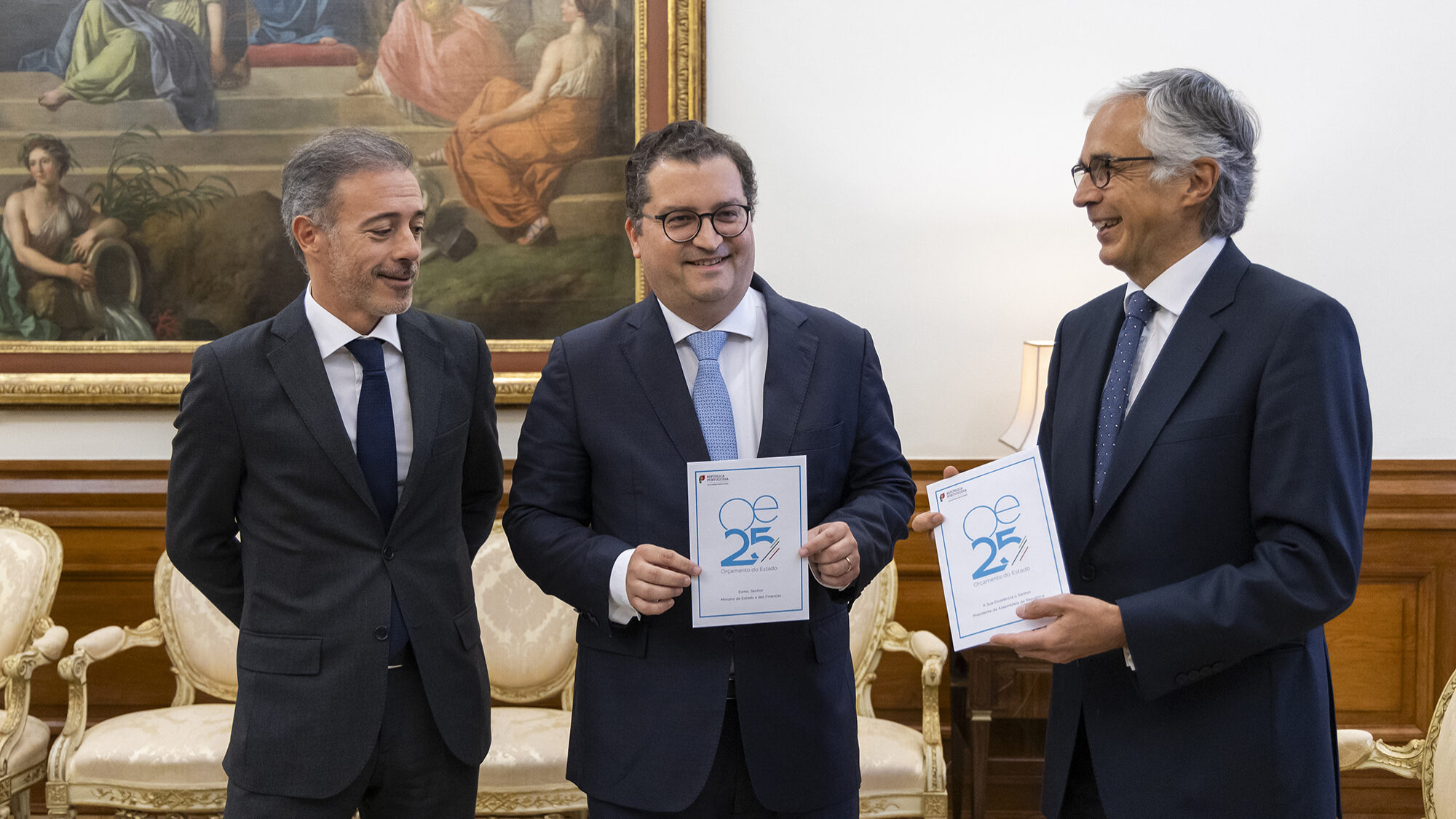 O ministro das Finanças Miranda Sarmento entrega a proposta de Orçamento do Estado para 2025 ao presidente da Assembleia da República José Pedro Aguiar-Branco - 10OUT24