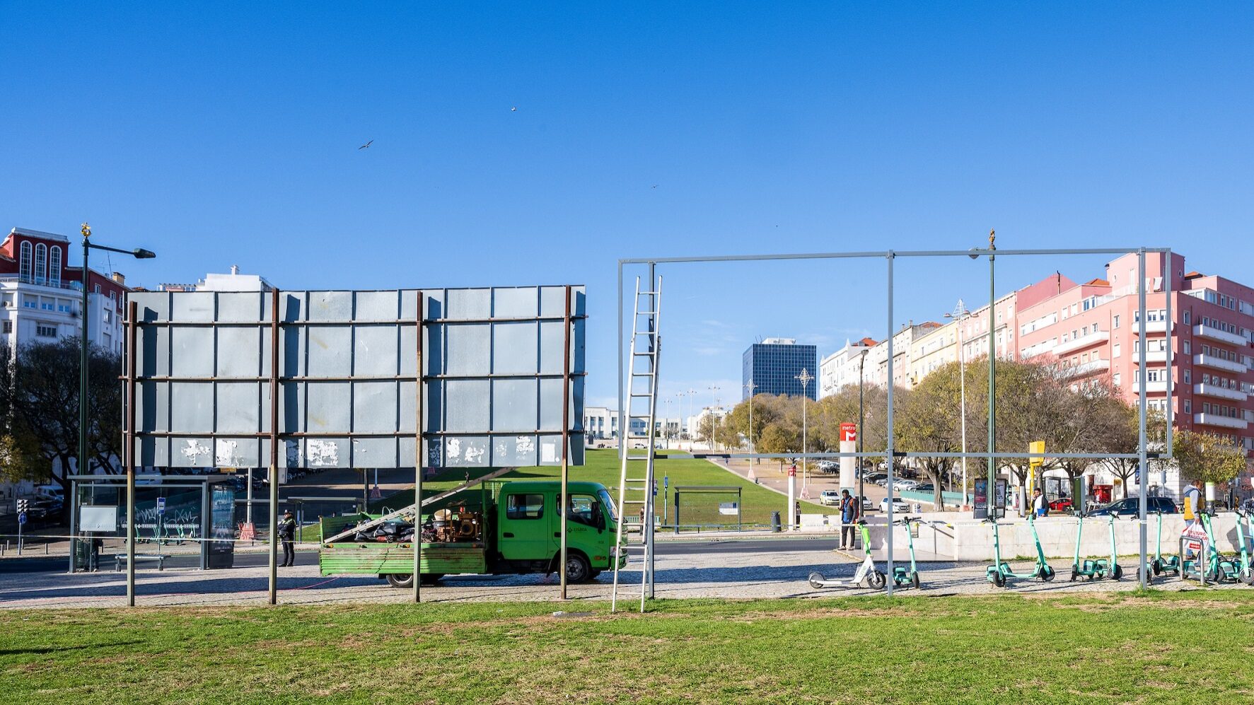 Retirada de cartazes políticos Alameda Afonso Henriques Lisboa
