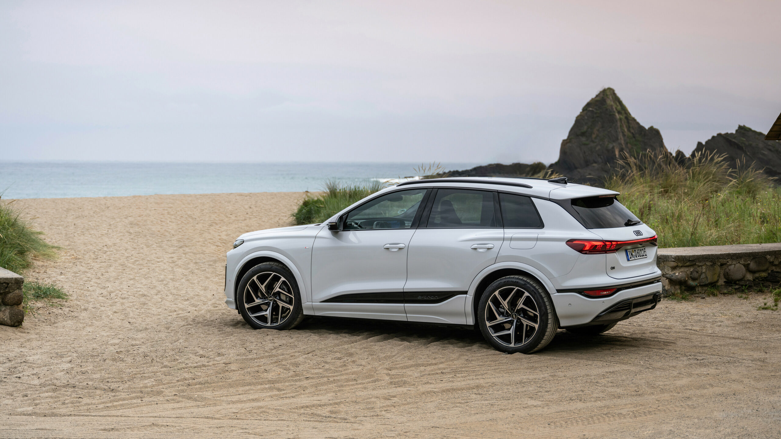 Audi Q6 e-tron: Elegância urbana com alma off-road