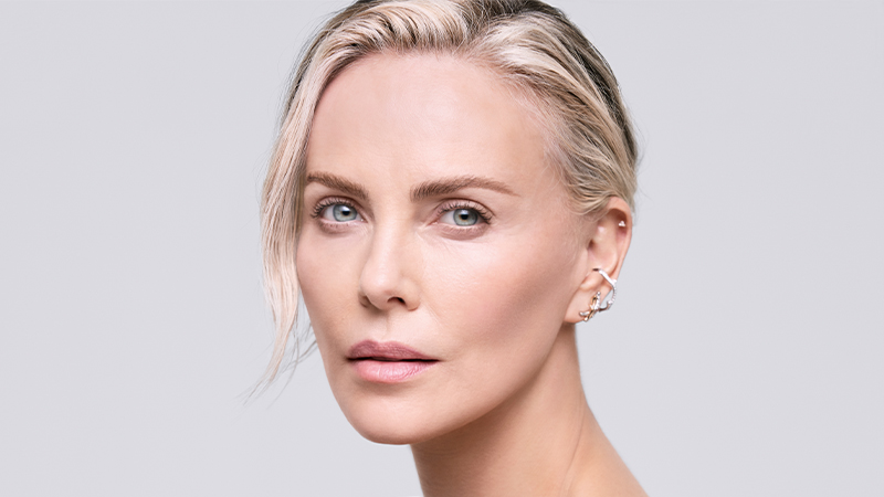 Charlize Theron personifica inovação da renovada linha Dior Capture