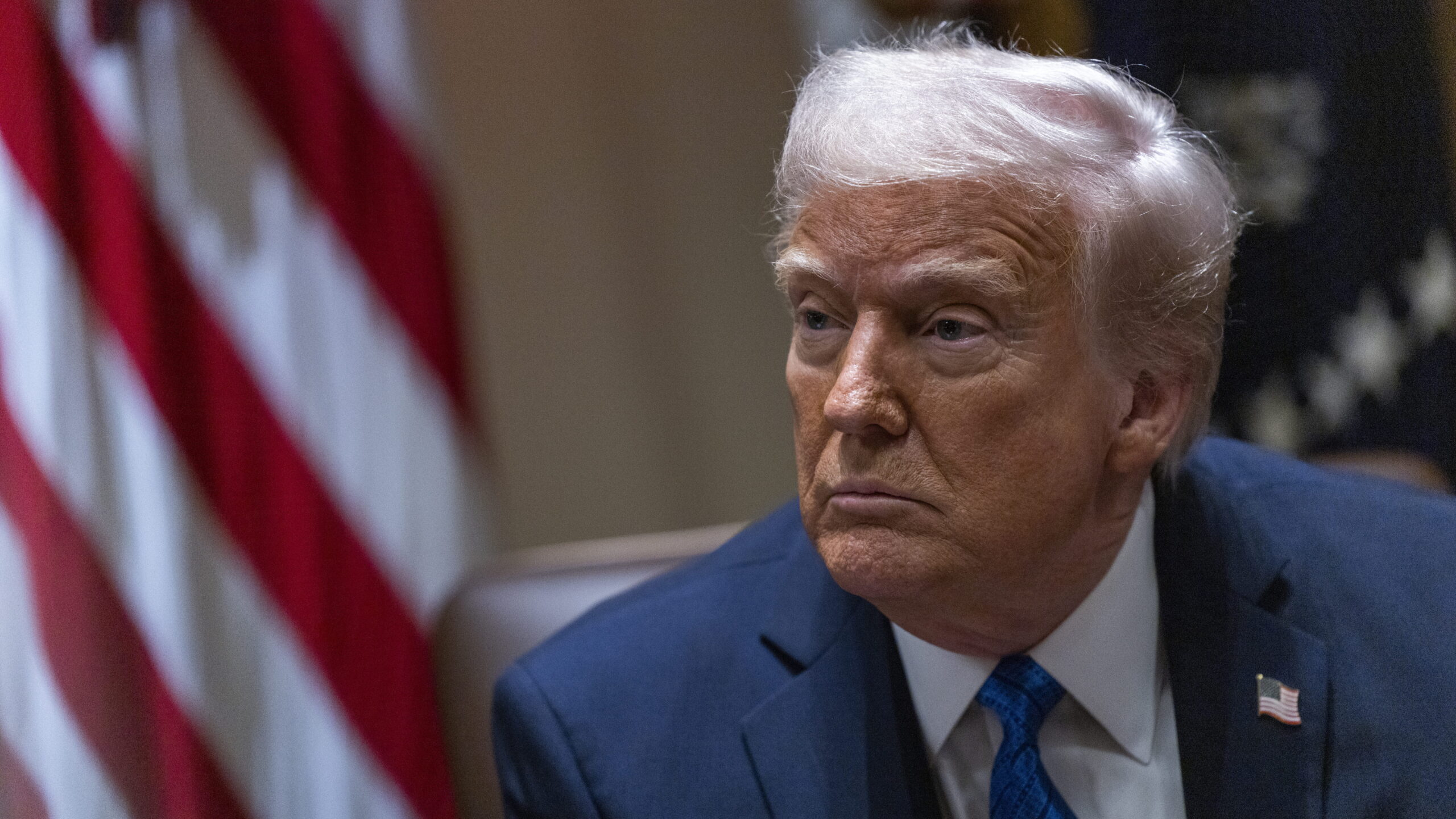 Preços da gasolina disparam 40% nos EUA desde início da guerra no Irão. Trump quebra promessa de os reduzir a metade