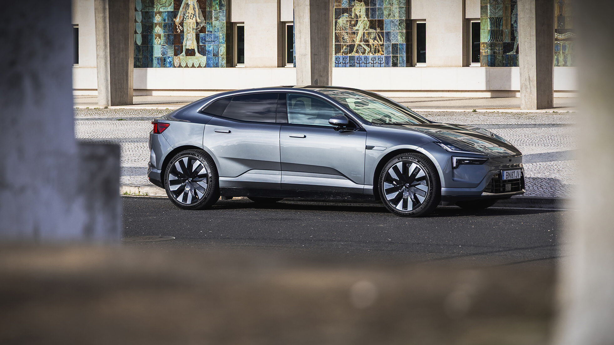 Polestar 4: Entre o luxo nórdico e o tetris na bagageira
