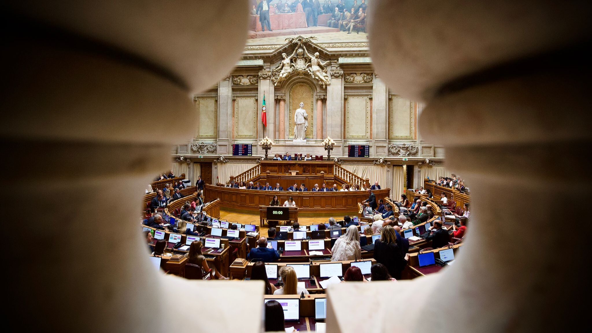 Vitória Surpreendente: Governo Derrota Oposição em Votação Crucial sobre Pensões!