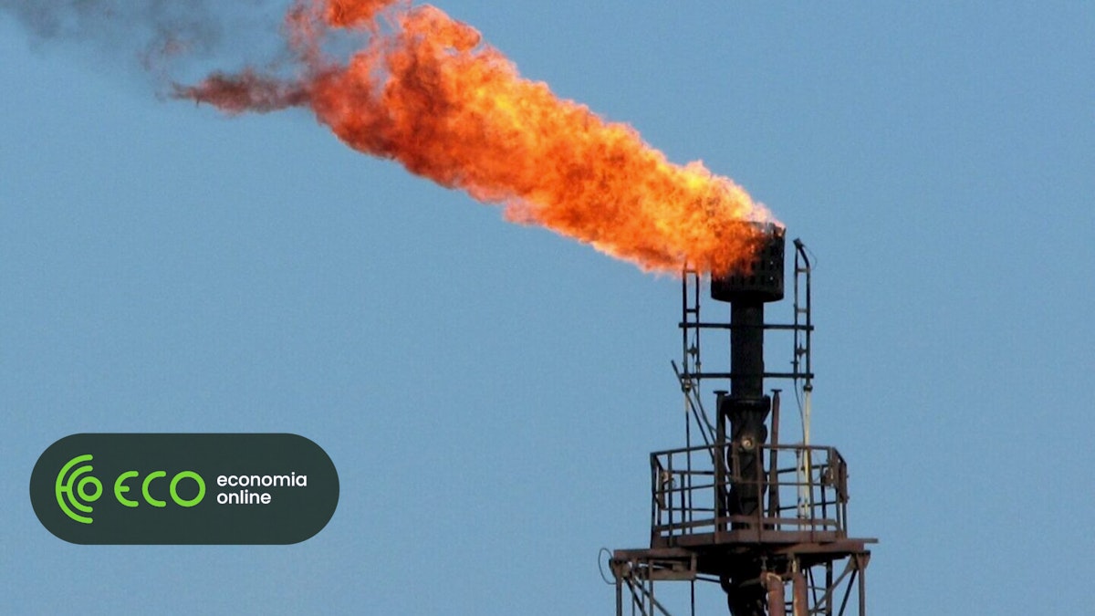 Petróleo atinge os 100 dólares por barril pela primeira vez desde maio