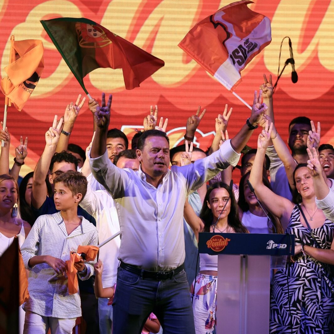O primeiro-ministro e líder social-democrata, Luís Montenegro (C), no final do seu discurso durante a Festa do Pontal