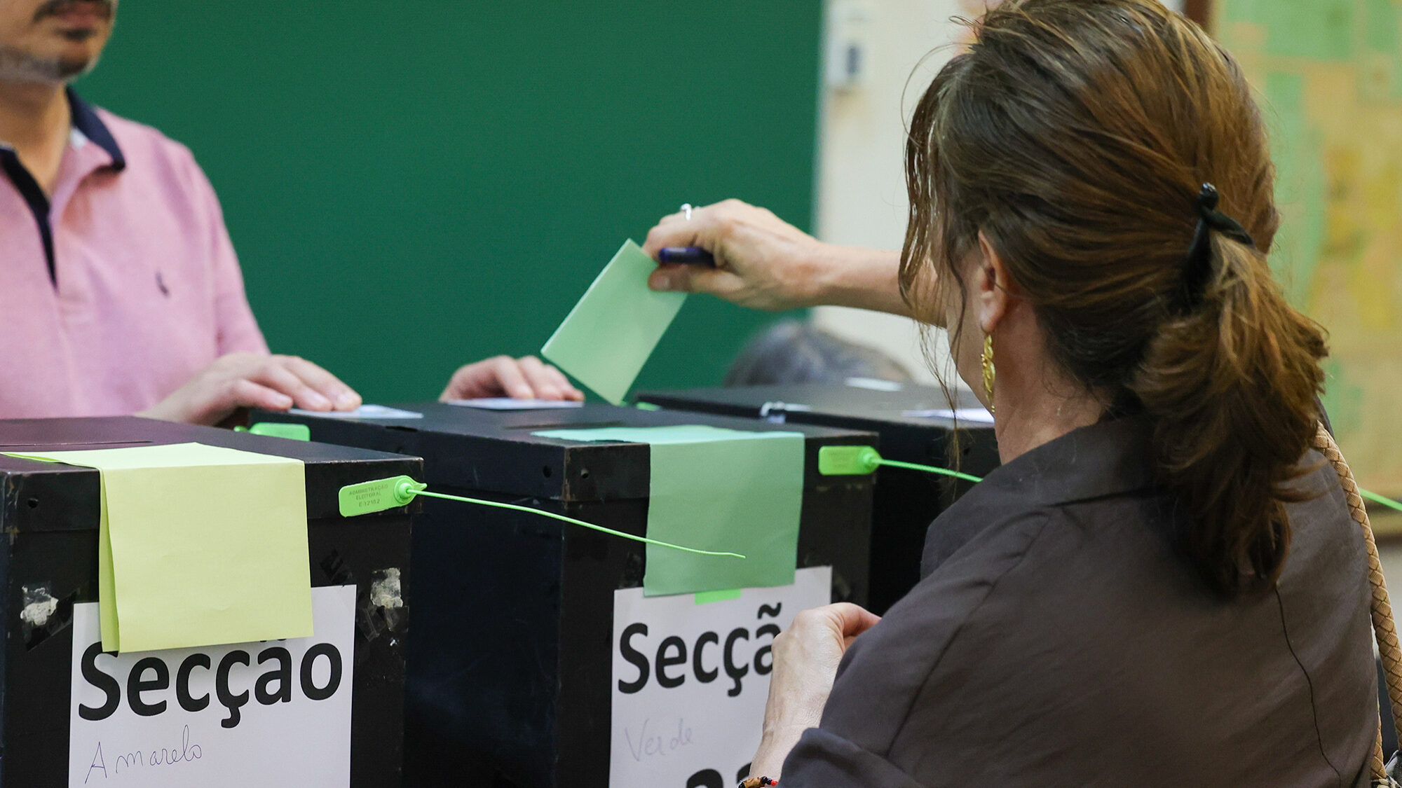 Abstention projected at 35–43%. Participation hasn't been this high for two decades