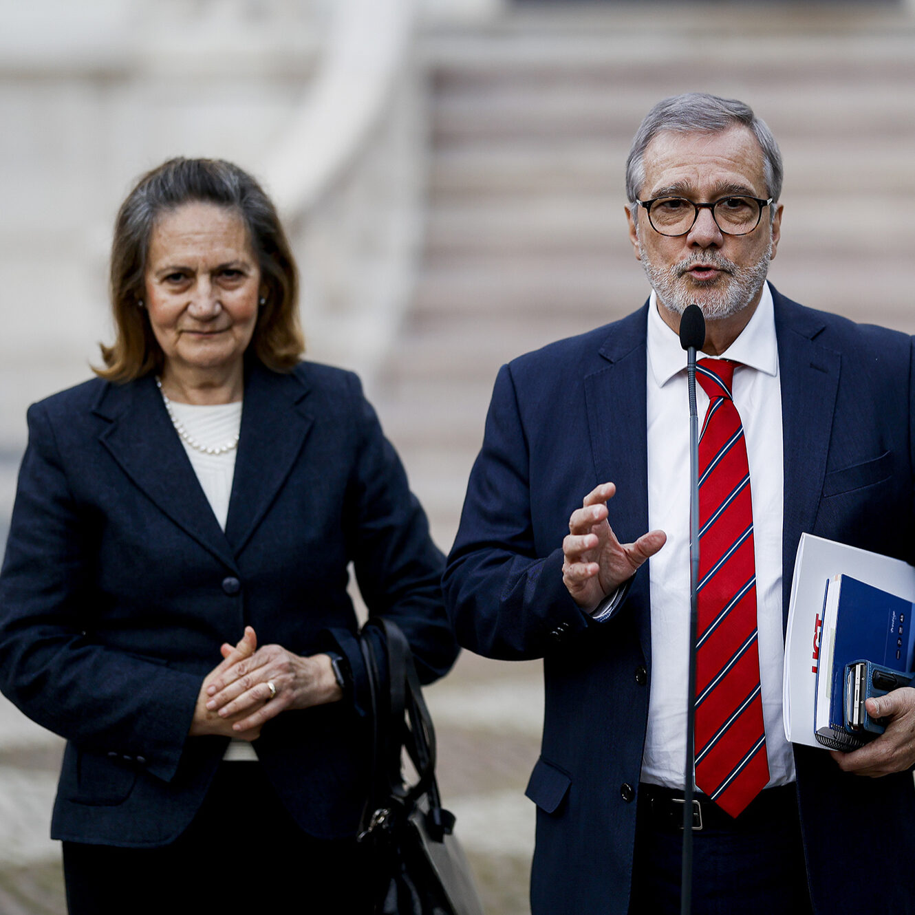 À esquerda, Lucinda Dâmaso, presidente da UGT. À direita, Mário Mourão, secretário-geral da mesma central sindical, que convocou a greve geral de 11 de dezembro de 2025.