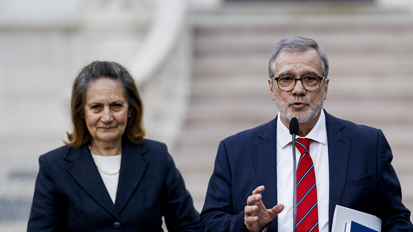 À esquerda, Lucinda Dâmaso, presidente da UGT. À direita, Mário Mourão, secretário-geral da mesma central sindical, que convocou a greve geral de 11 de dezembro de 2025.