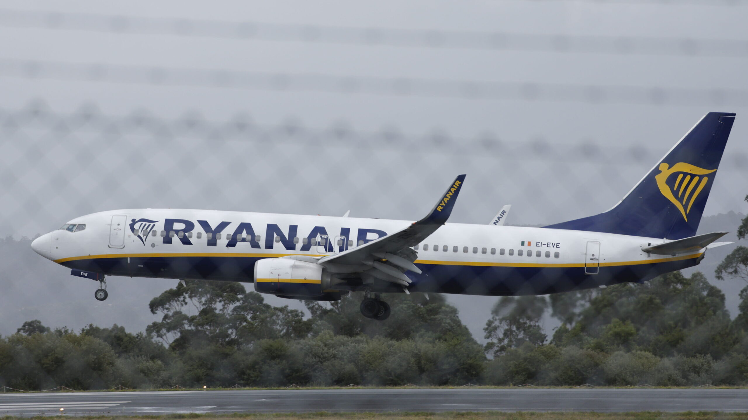 Ryanair ends seat fees for parents with minors