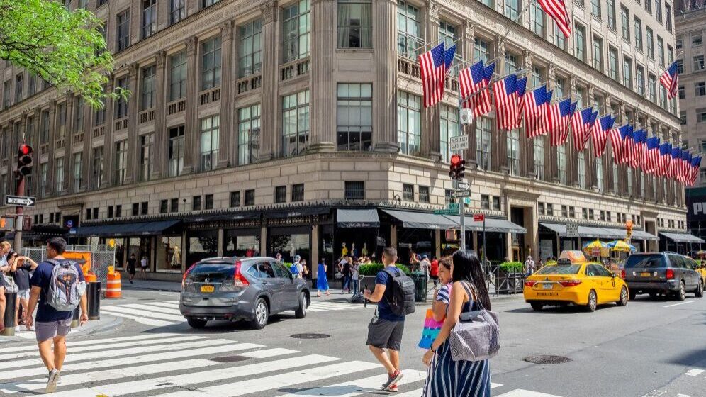 Saks, clássico de Nova Iorque, negoceia empréstimo para evitar fecho