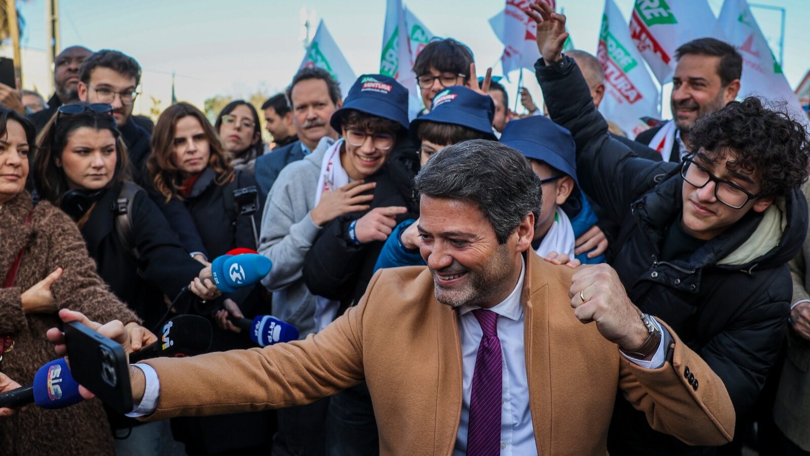 O candidato à Presidência da República, André Ventura, durante um contacto com a população de Samora Correia, Santarém, 7 de janeiro de 2026. Os portugueses elegem o sucessor de Marcelo Rebelo de Sousa em 18 de janeiro, numas eleições com recorde (11) de candidatos e cuja segunda volta, a realizar-se, decorrerá a 8 de fevereiro.