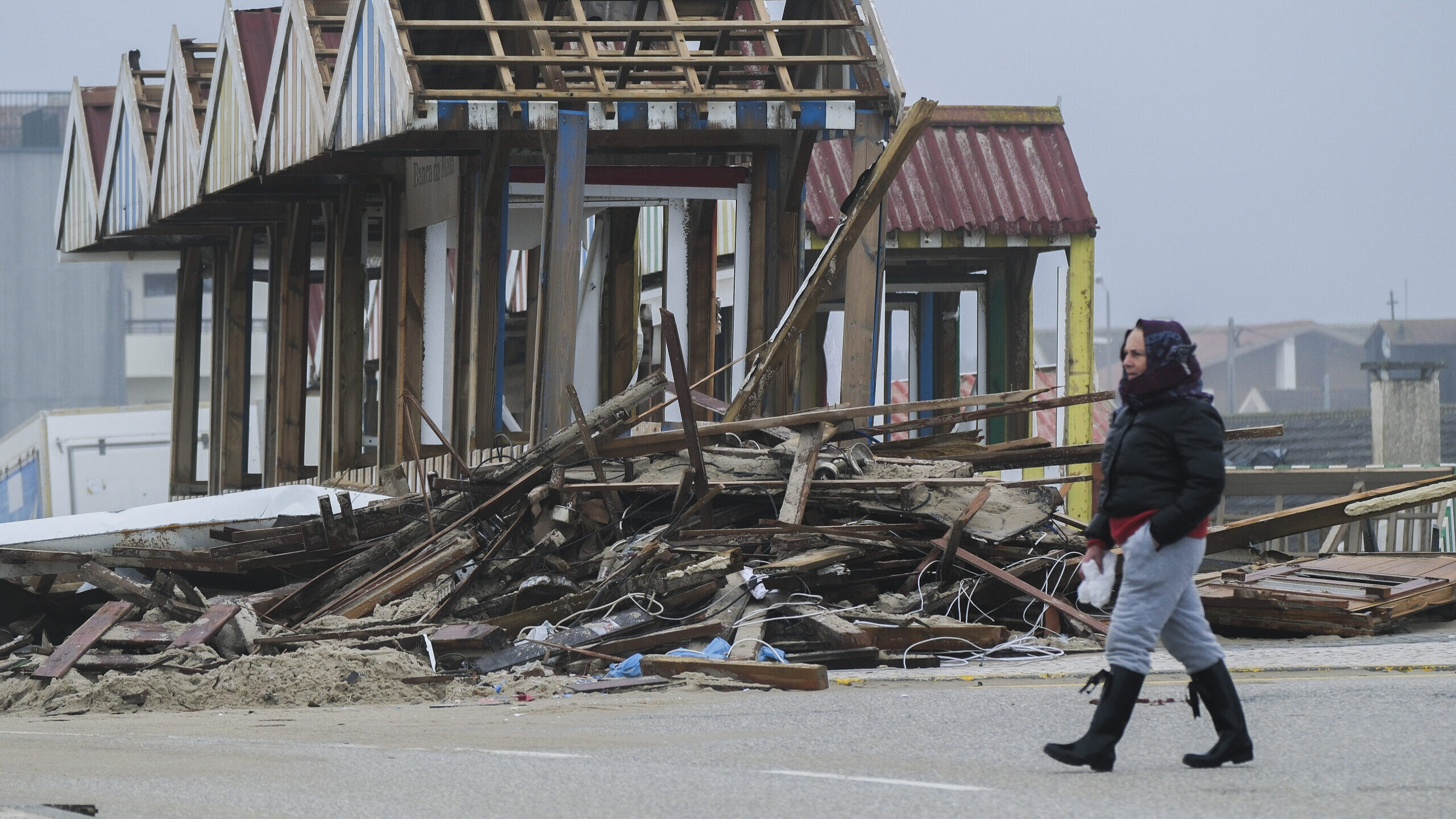 Ten districts under orange warning at the start of the week due to rough sea conditions