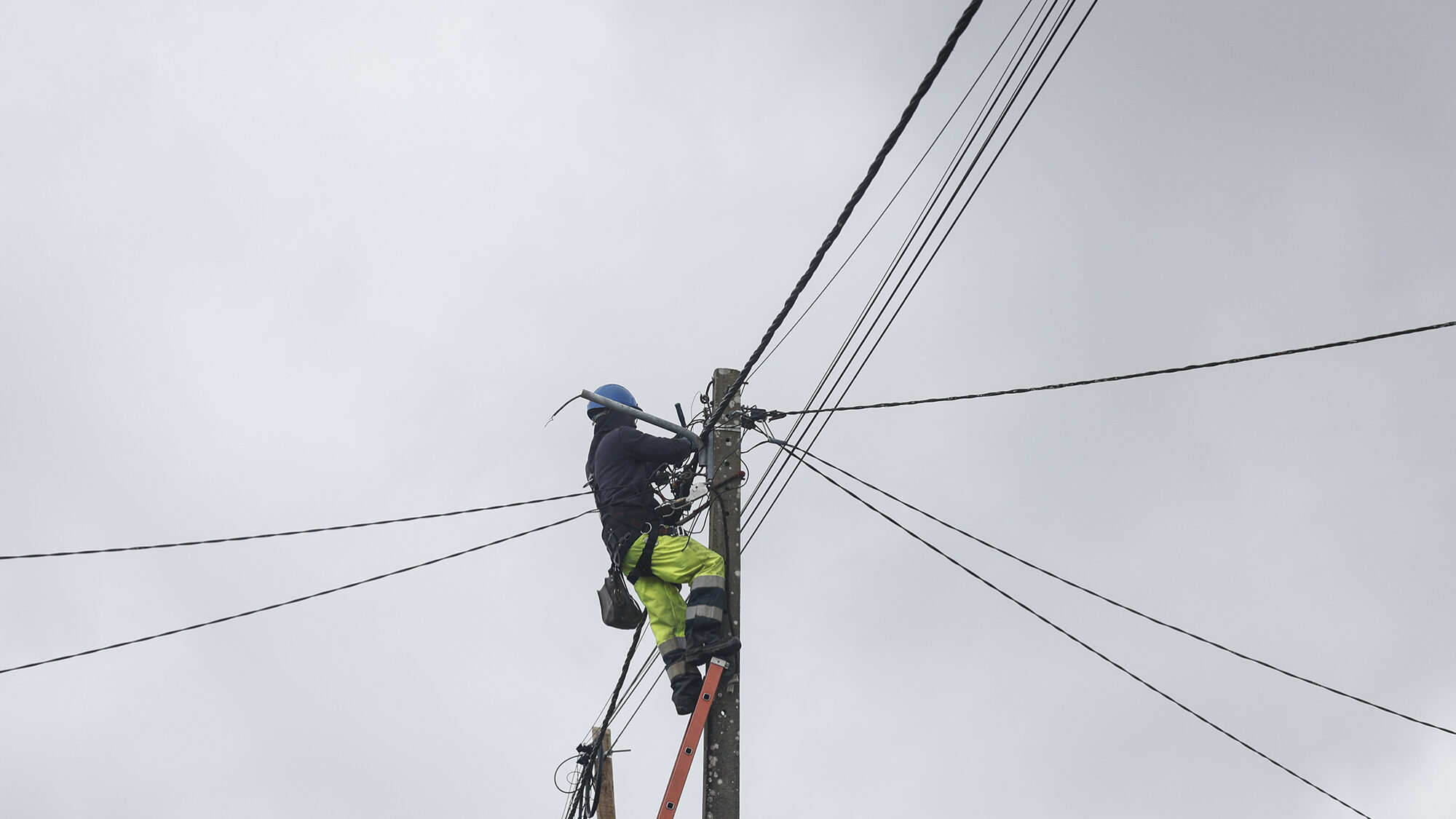 Mau tempo. Regulador da energia proíbe corte de luz a “pequenos negócios, industriais e grandes consumidores”