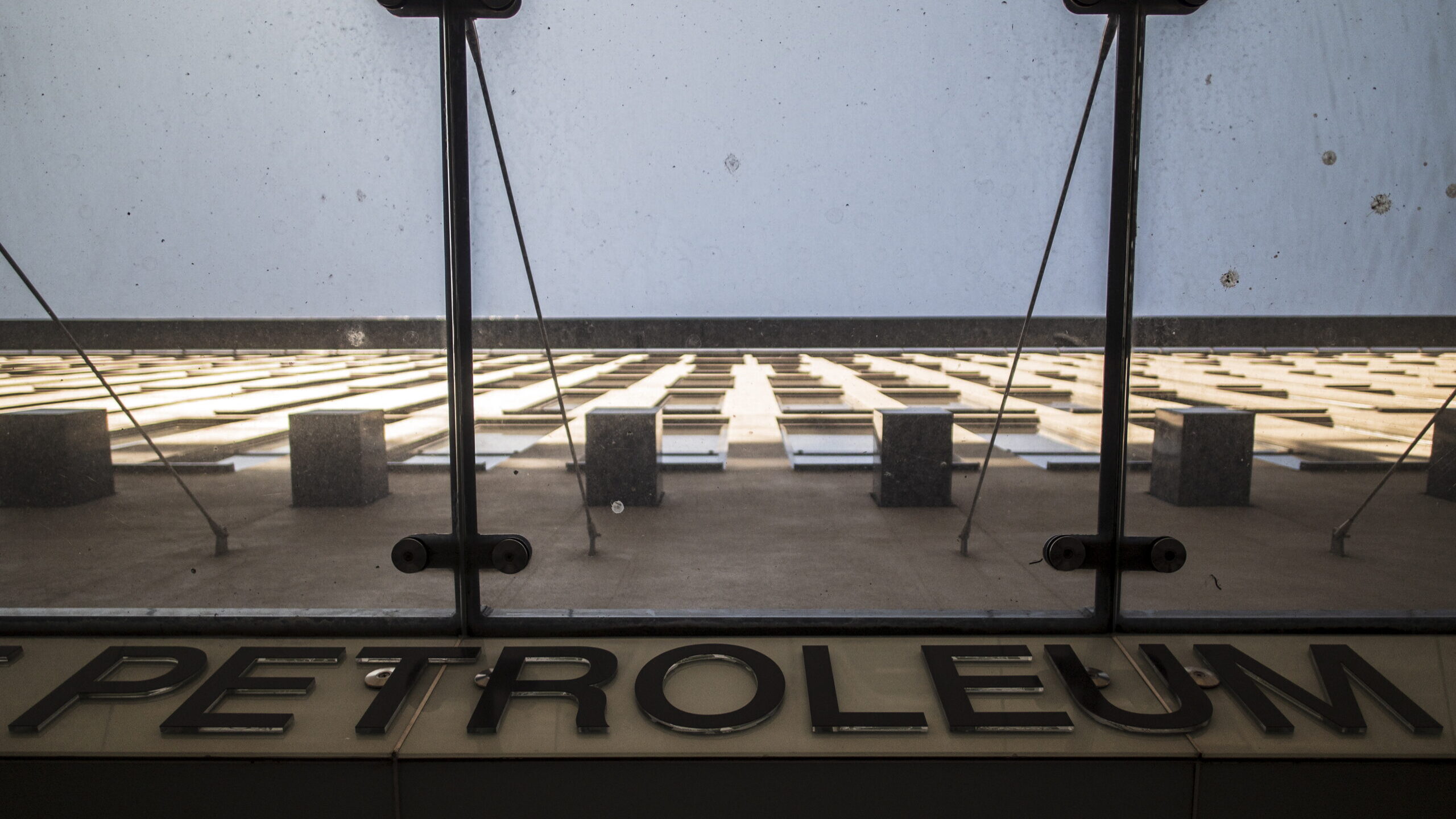 Oil supply falls by eight million barrels per day in March due to war in Iran