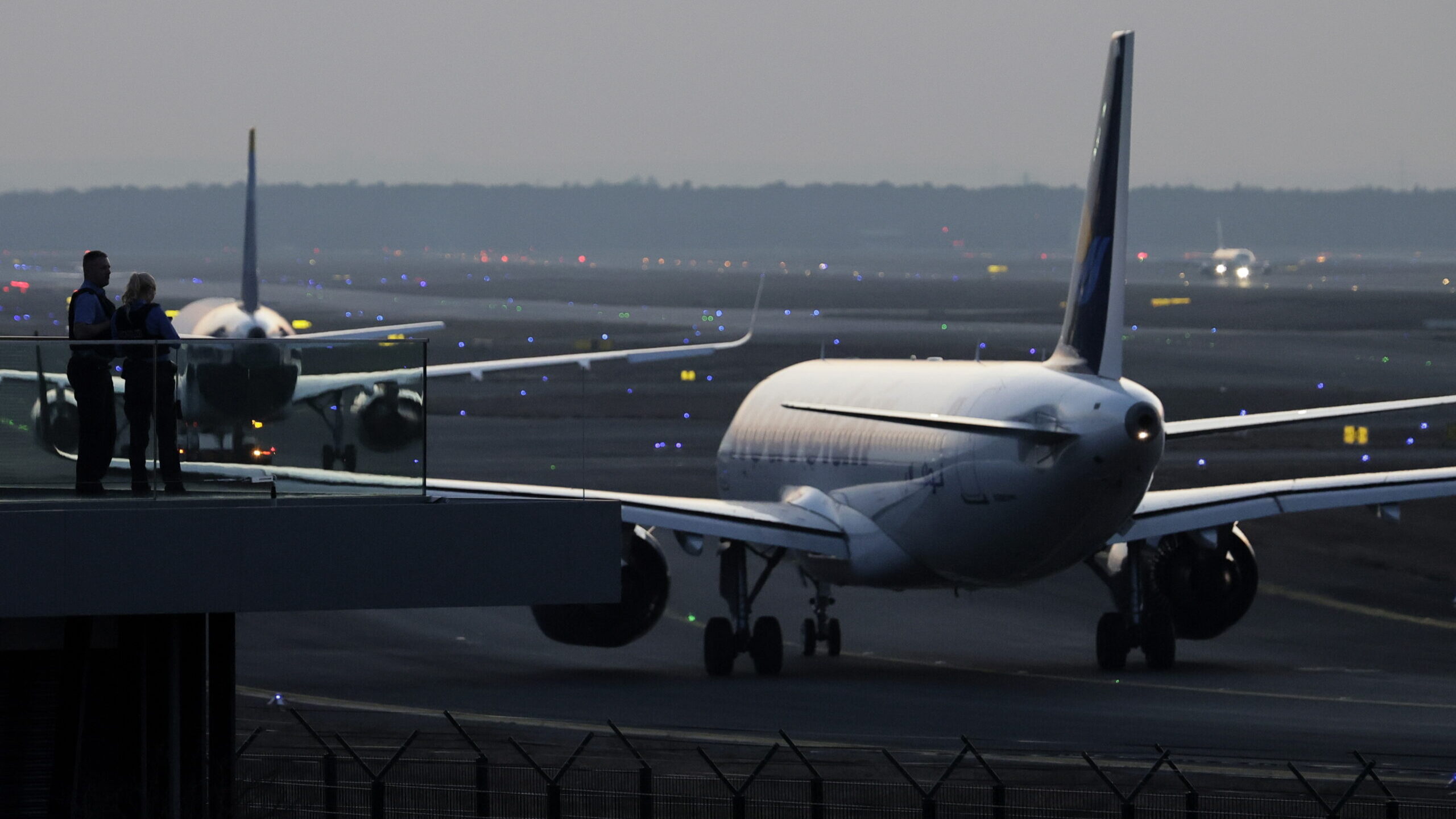 Comissão Europeia prepara-se para eventuais falhas de combustível para aviação na UE