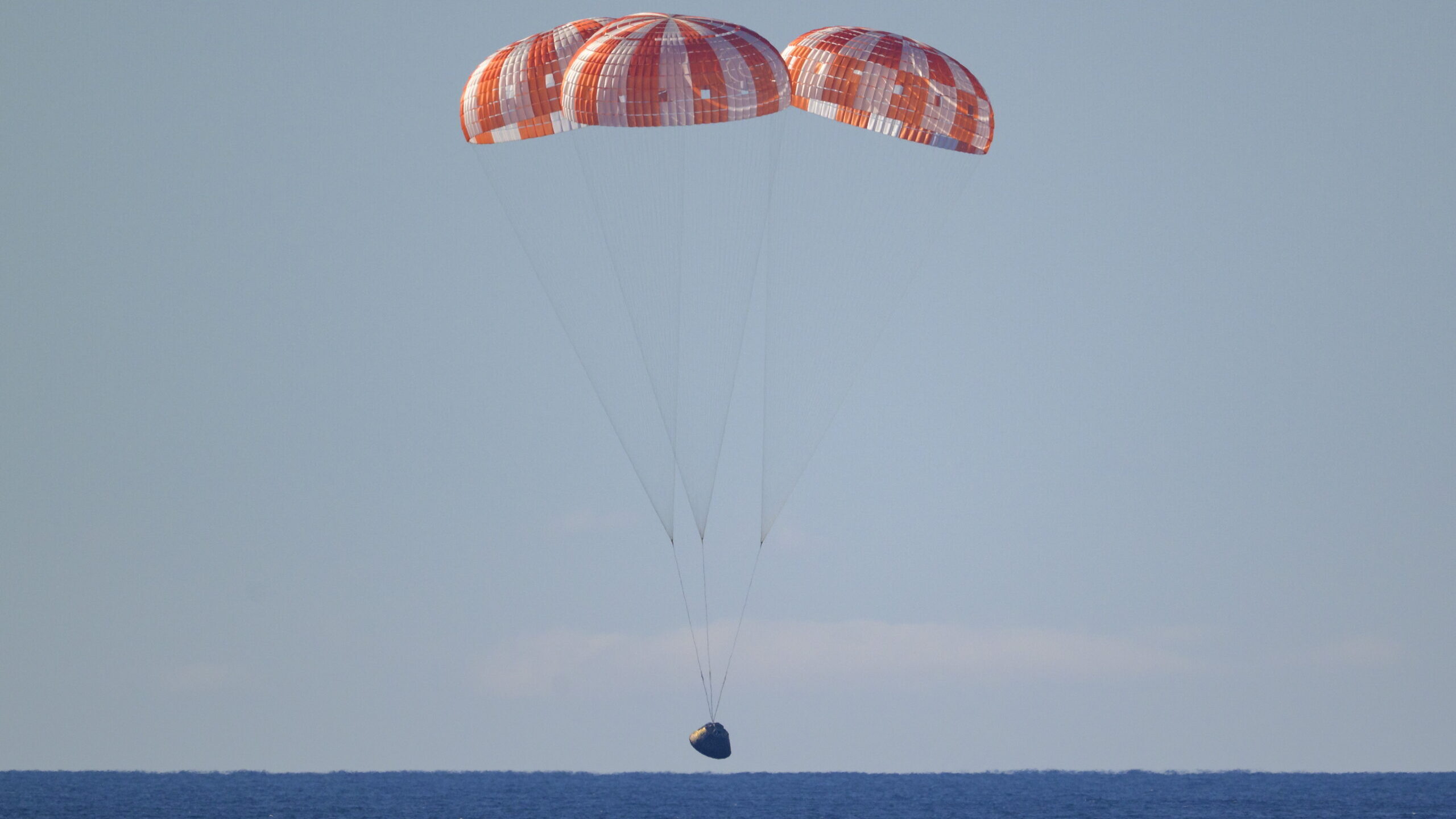 Artemis II conclui missão com sucesso meio século após a Apollo