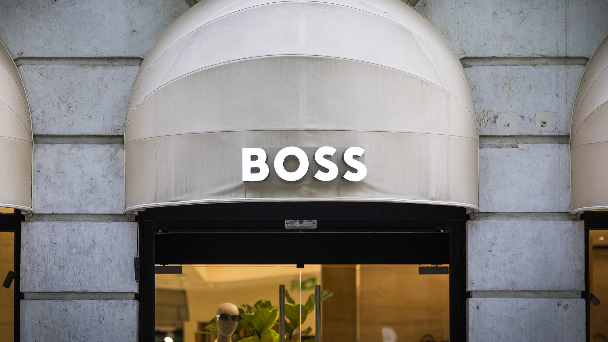 UE aprova compra da alemã Hugo Boss pela britânica Frasers