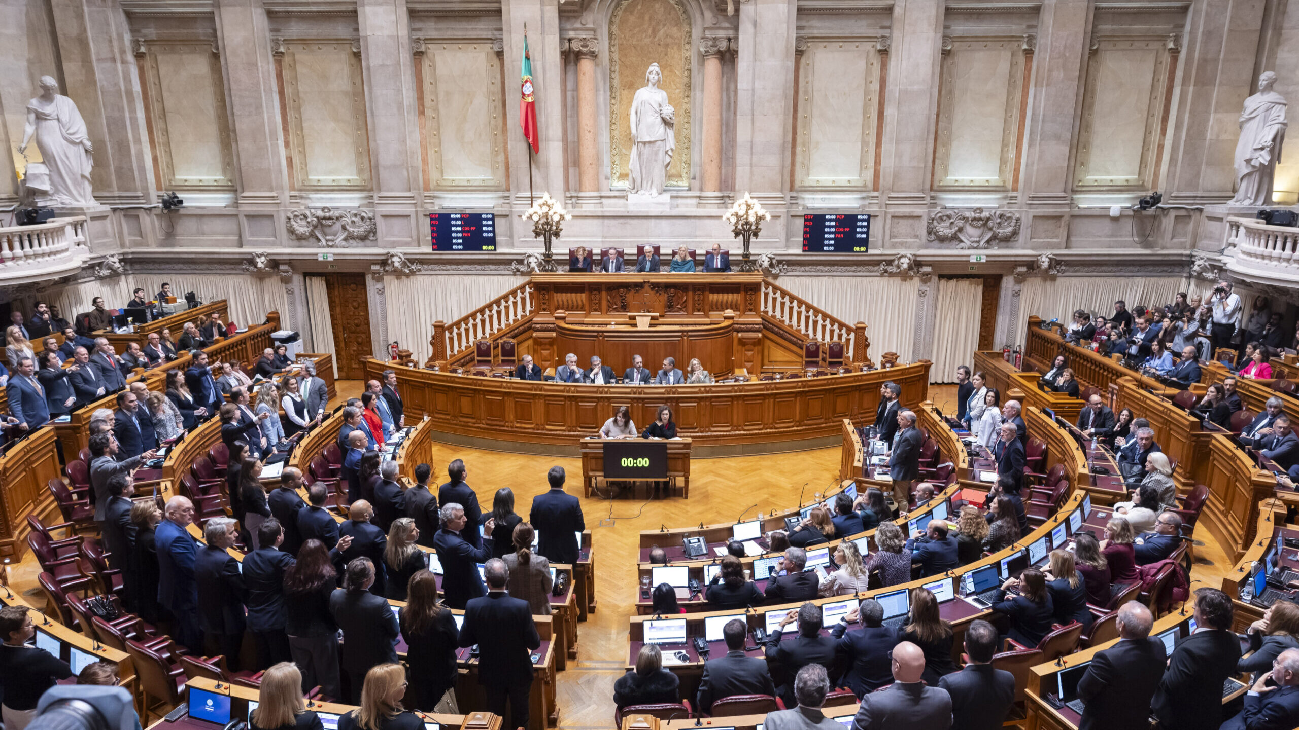 PS Pledges Budget Abstention to Avoid National Political Crisis