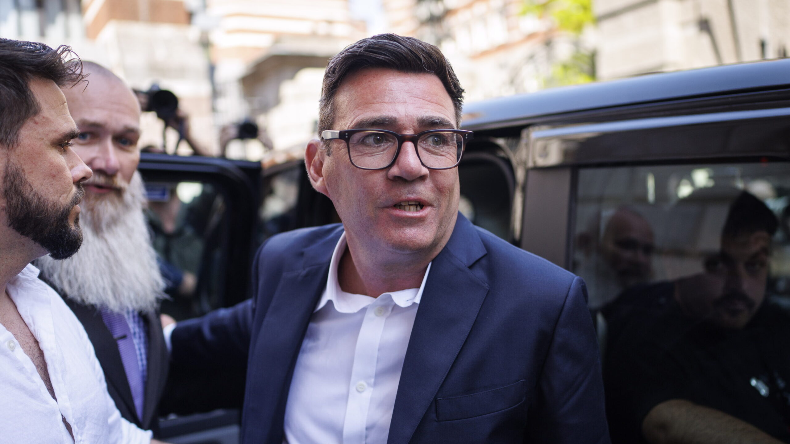 Novo primeiro-ministro britânico inicia reforma e demite ministra das Finanças