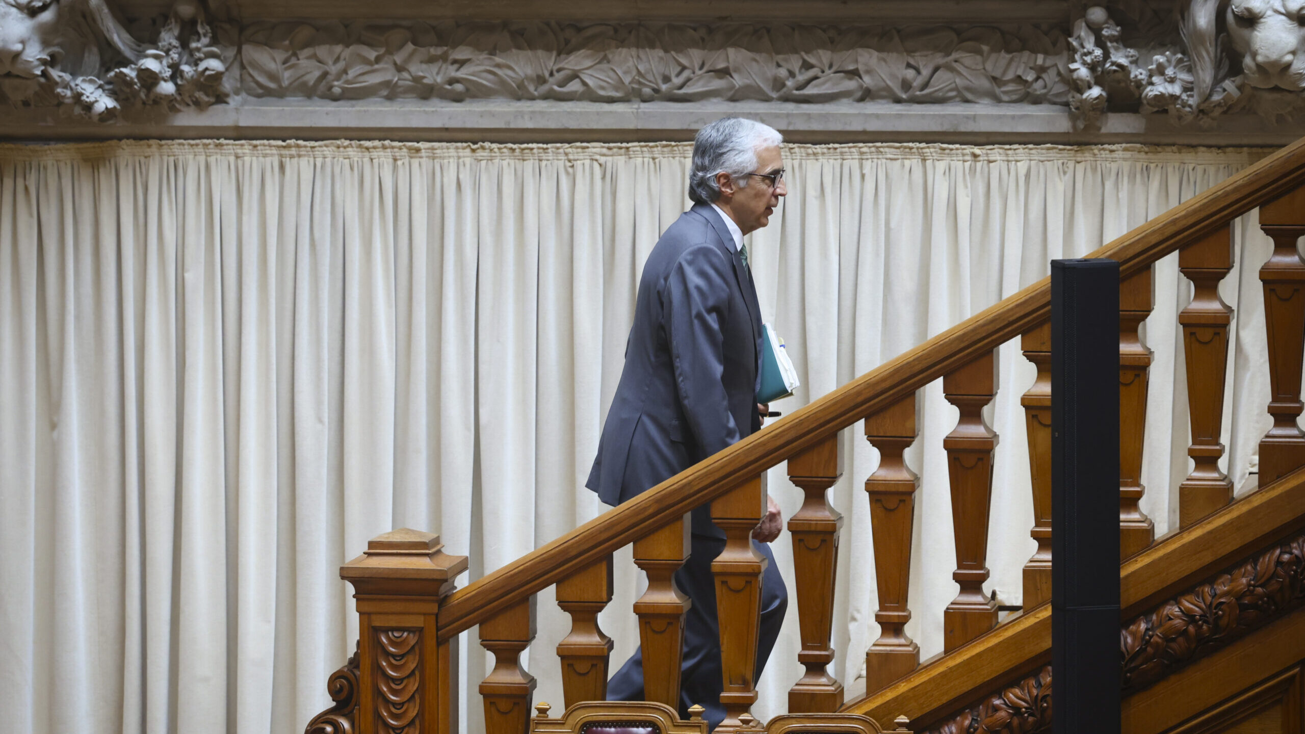 Aguiar-Branco dá sequência a queixa da IL contra Ventura por entrar e filmar nas suas salas