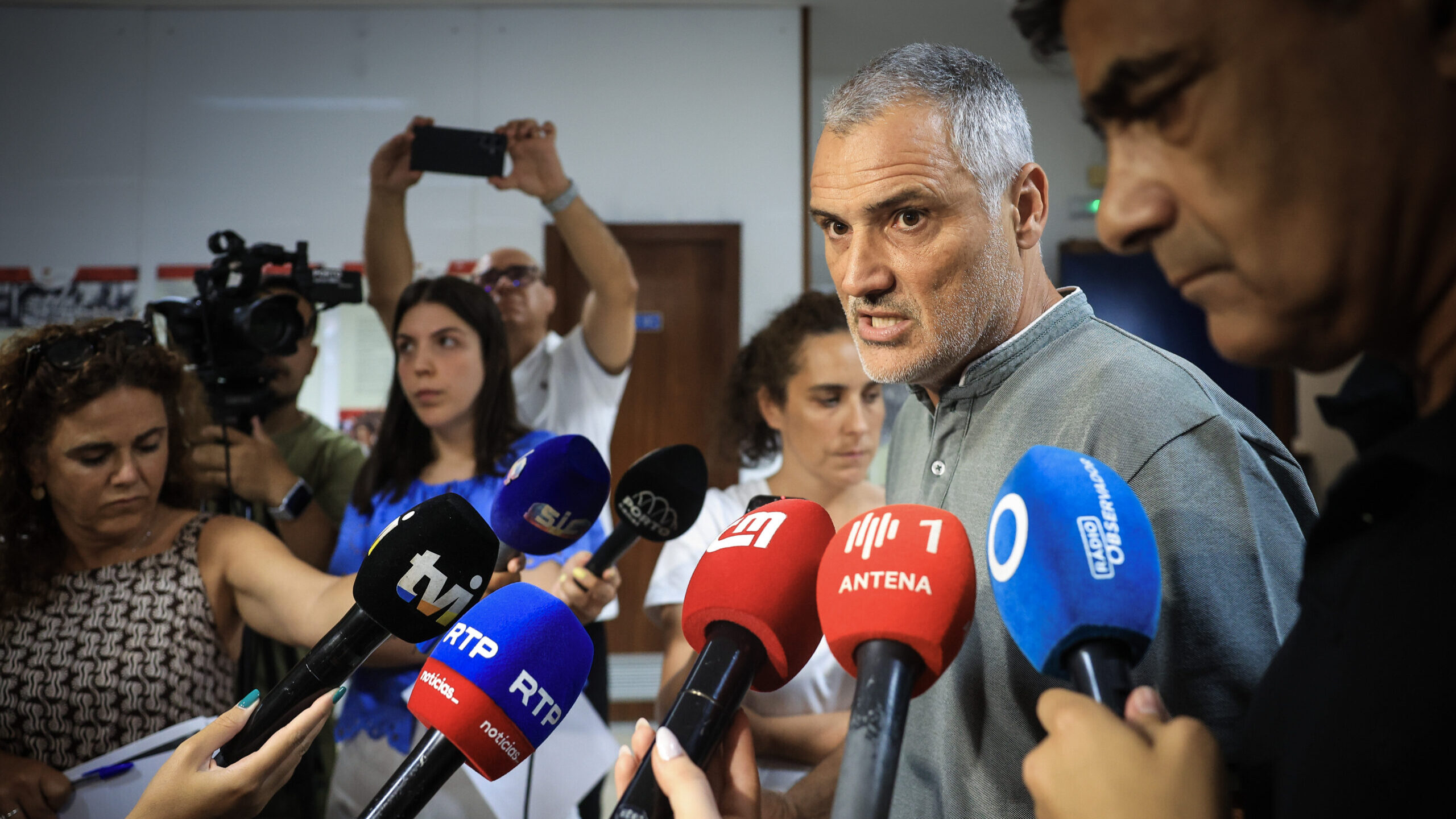 Sindicato pide renuncia del ministro de Educación por polémica de exámenes