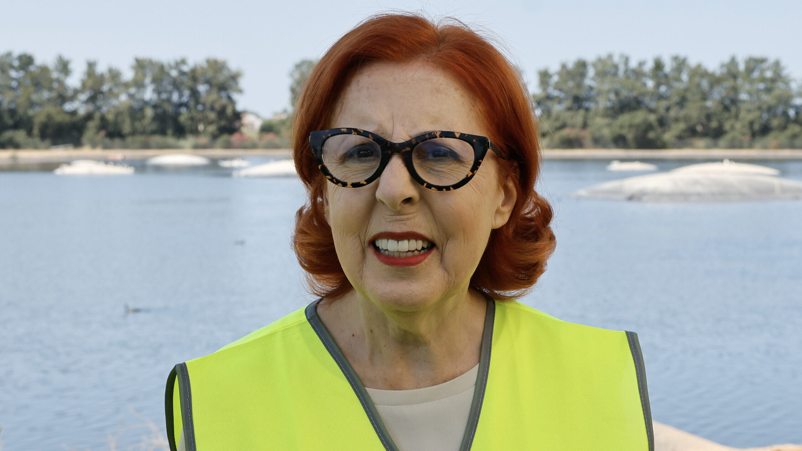 Ministra insiste en mapas en las playas para resolver polémica sobre sombrillas
