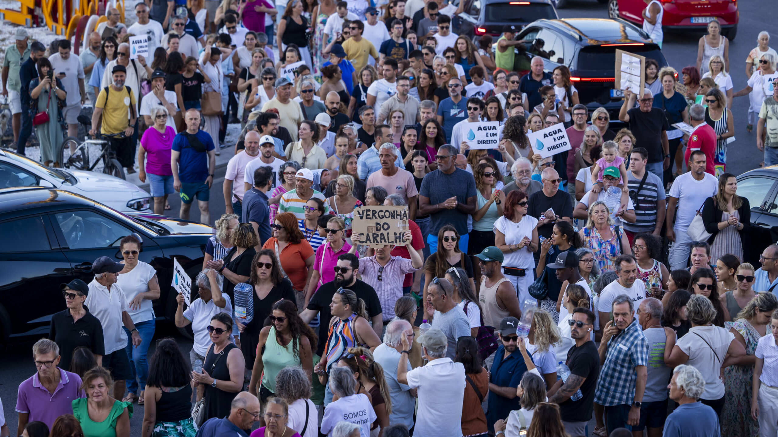 Cerca de 1.500 pessoas protestaram contra falta de água na Costa de Caparica