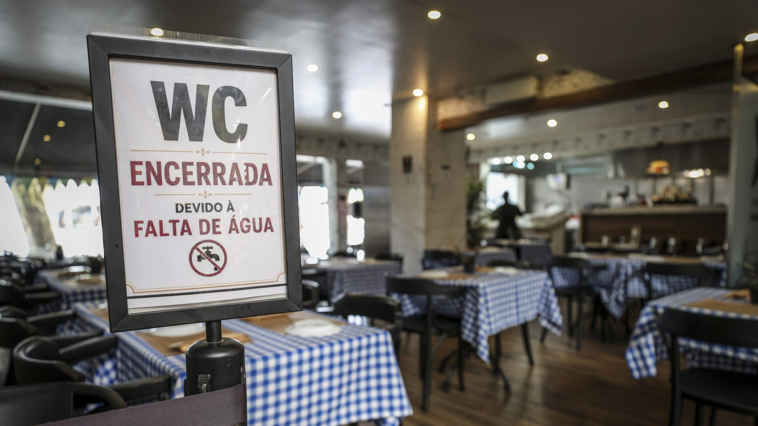 Amargo regresso à normalidade na Caparica com a água ainda incerta