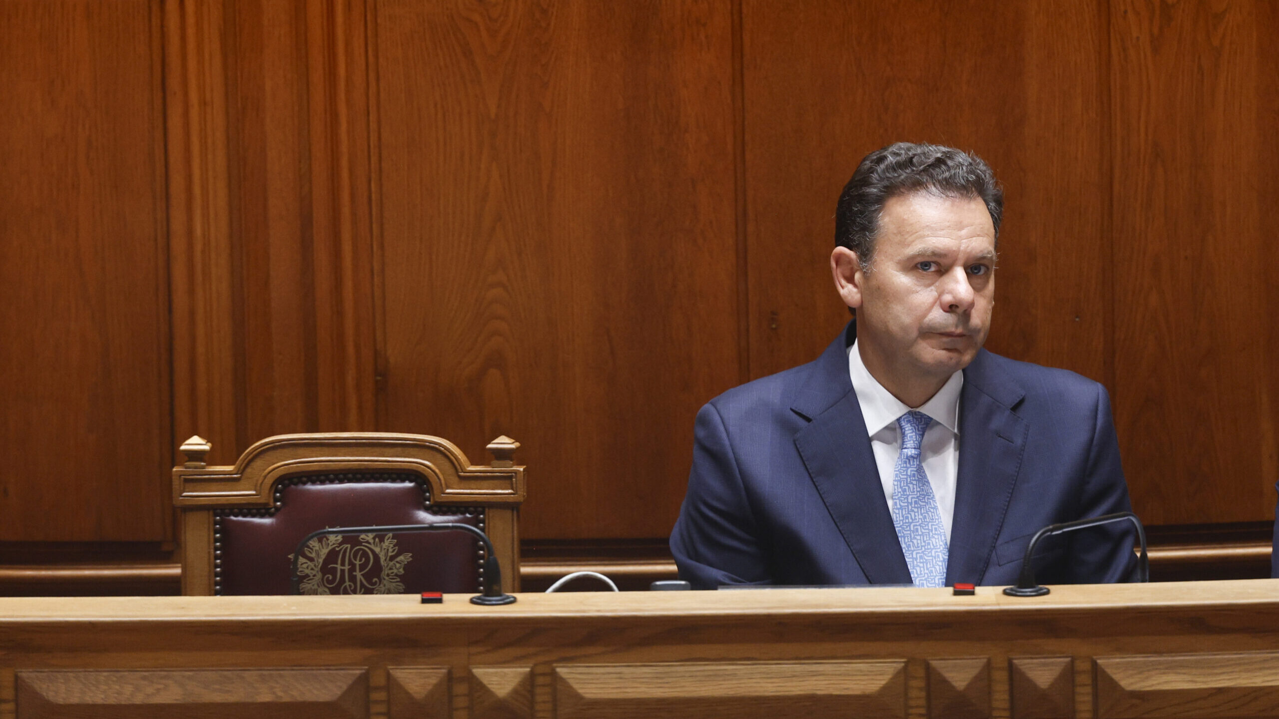Criticado por ir ao futebol, Montenegro abdica de férias para “coordenar atividade do Governo”