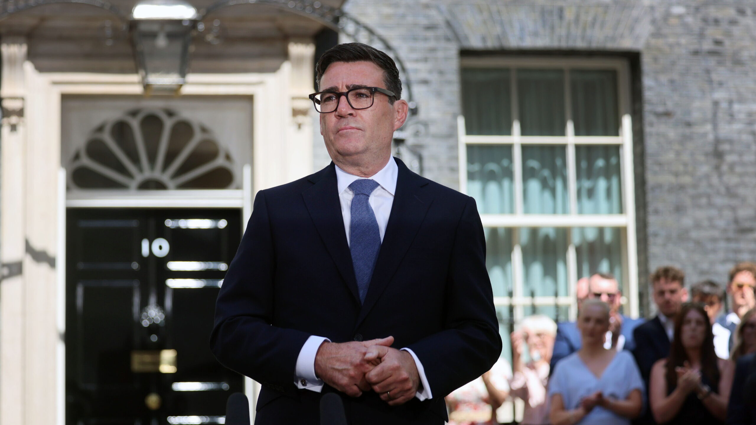 Burnham afasta aliados de Starmer durante remodelação governamental