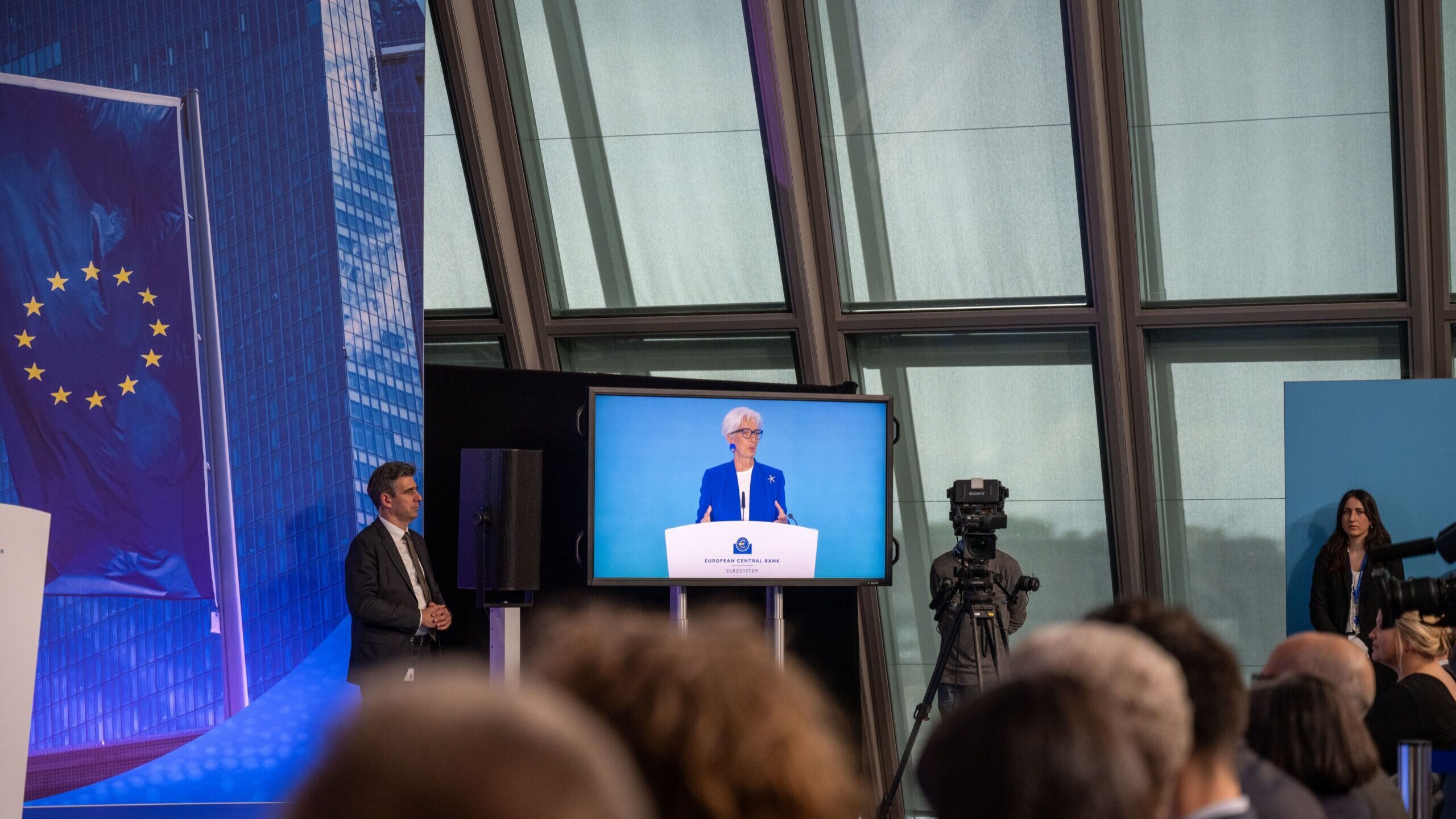 📹 Lagarde explica congelamento dos juros do BCE. Acompanhe aqui