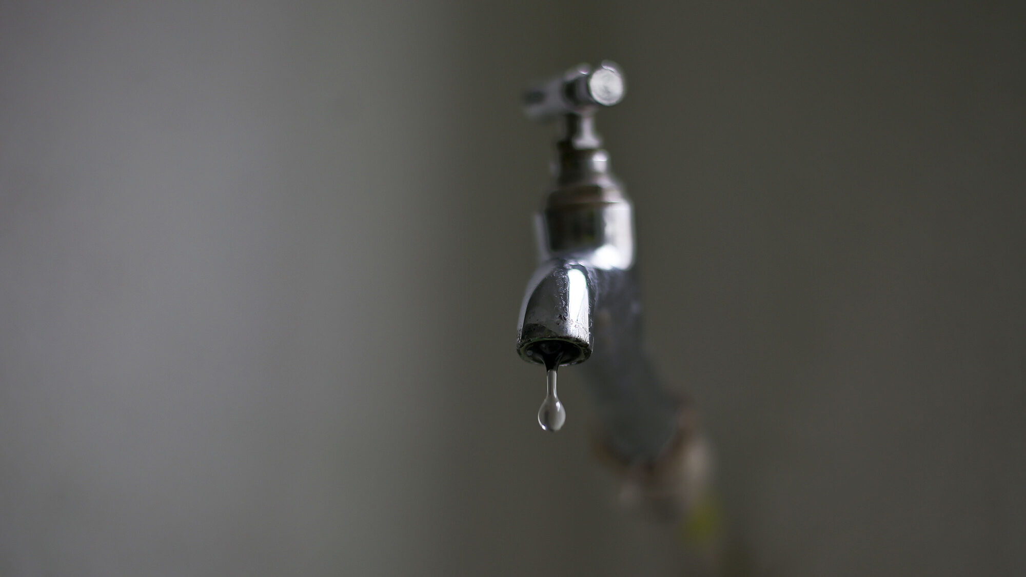 Consumo imprevisto deja sin agua a Almada: restricciones y soluciones