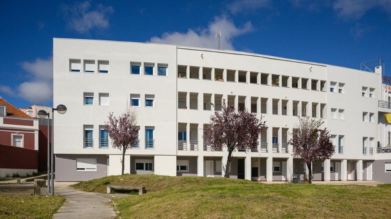 Más de 700 residentes de tres barrios de Lisboa reciben viviendas renovadas