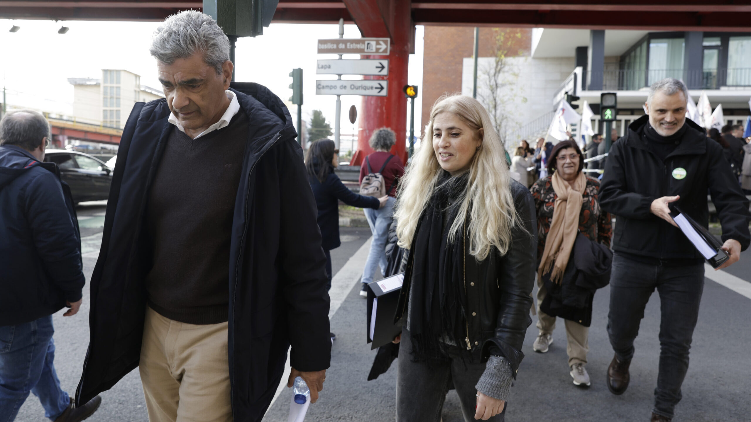 Exames: Professores e sindicatos acusam ministro de fugir a responsabilidades com inquérito a escolas