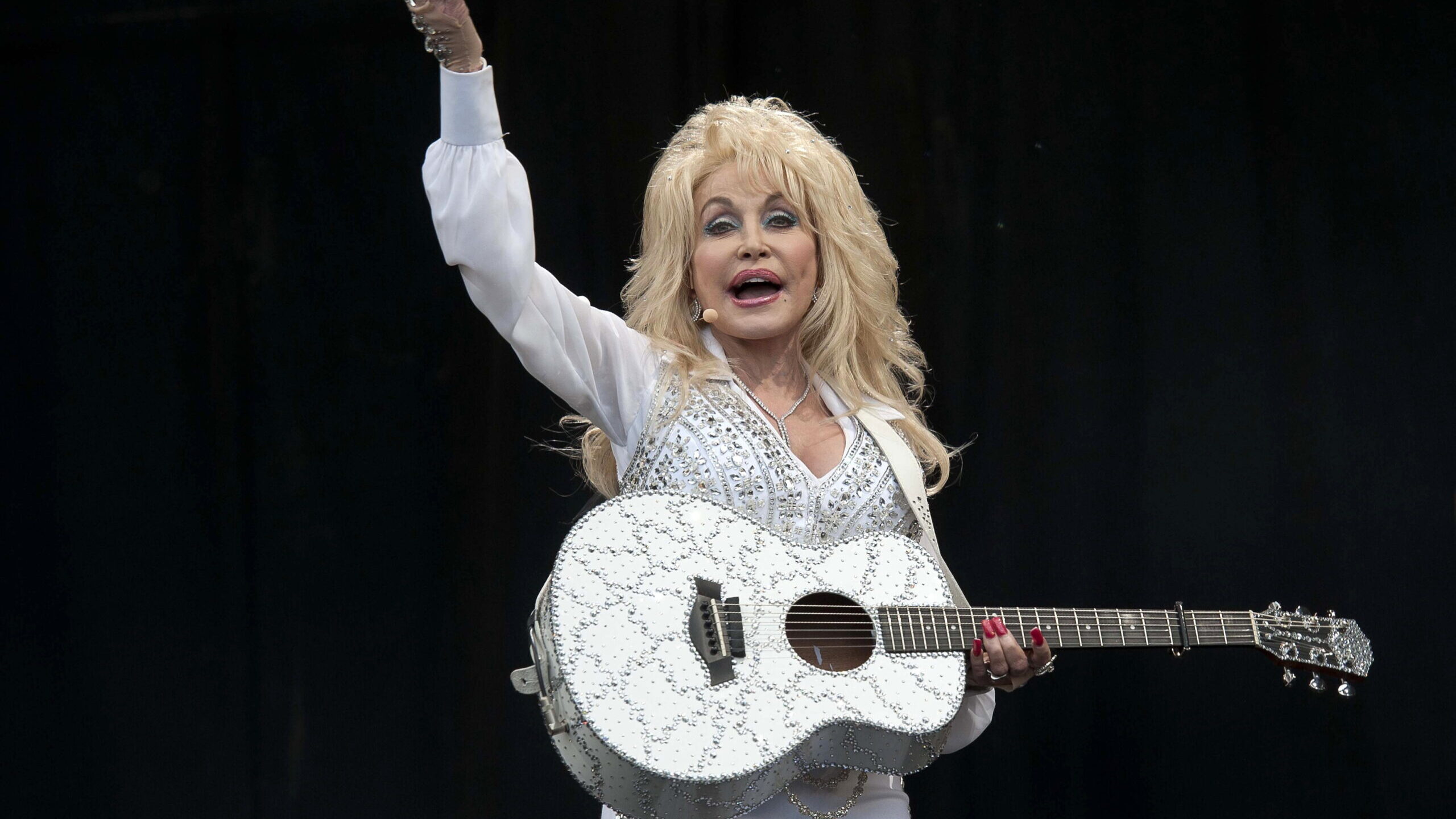 Cantora e empreendedora norte-americana Dolly Parton morre aos 80 anos