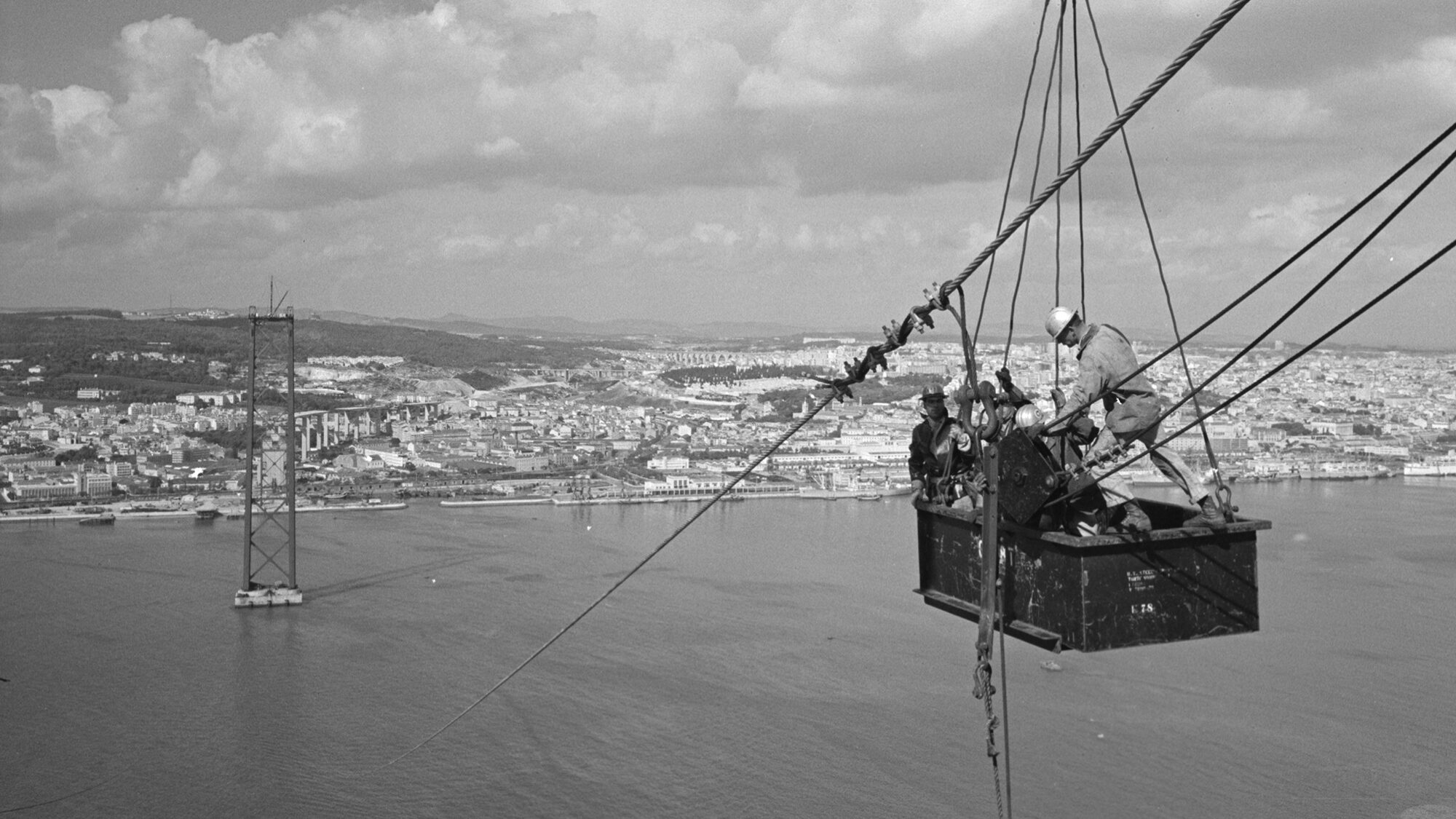 De Salazar e do 25 de Abril: a ponte que há 60 anos se prometeu que estaria paga em 1986