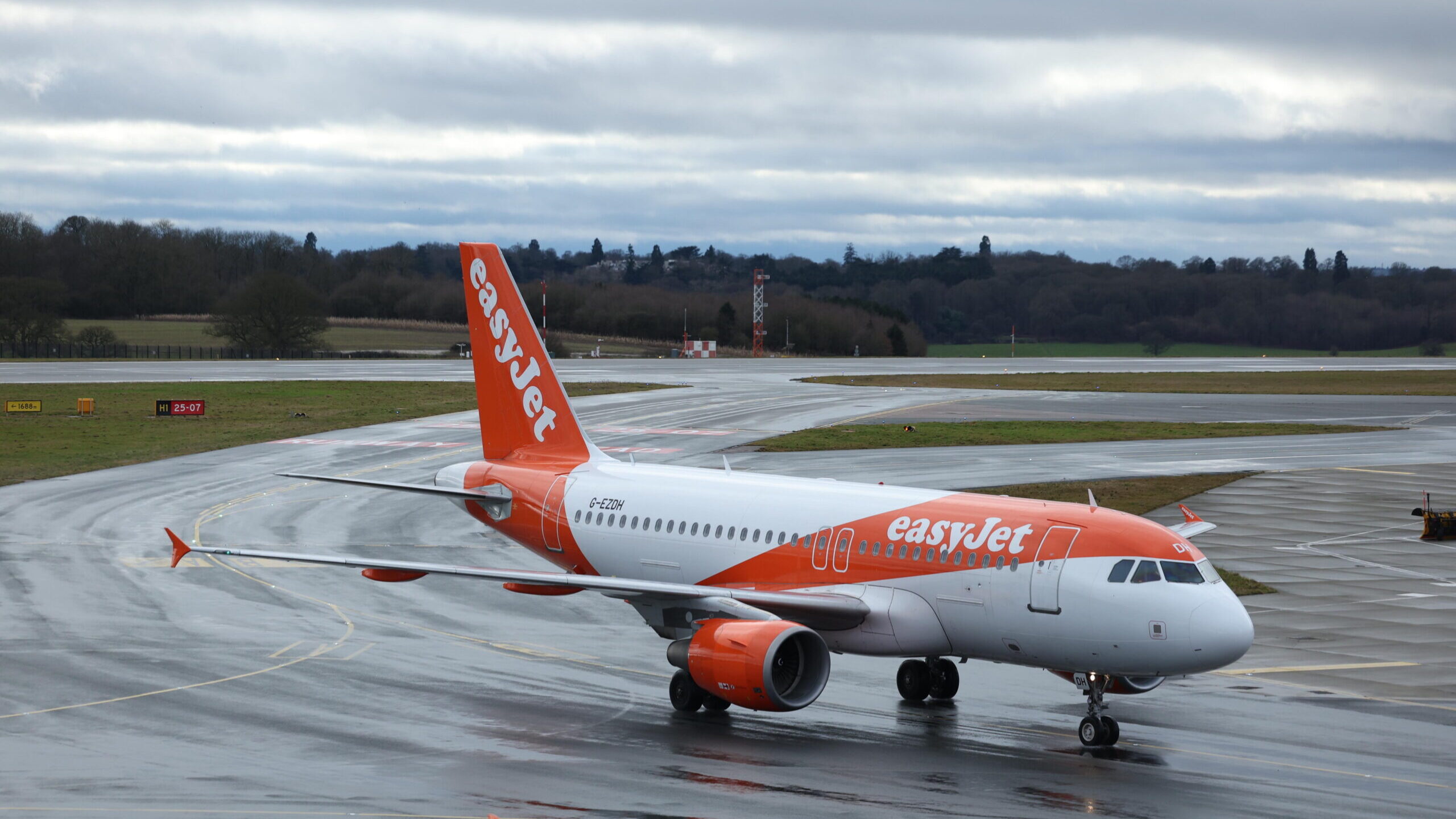 easyJet Strike Cancels 370 Flights Across Portuguese Airports
